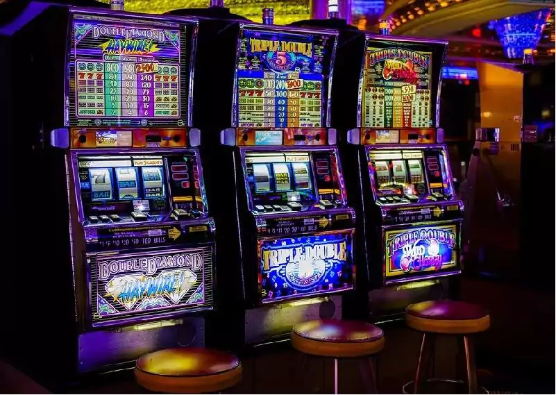 Tre spelautomater i rad på ett casino